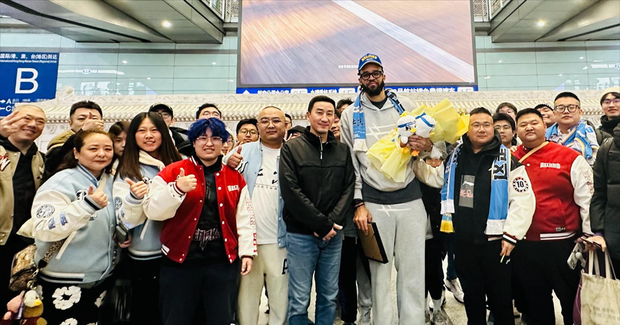 半岛体育-周琦新帮手！2米13中锋签约北京，上海外援不敢嚣张，杜锋心凉了