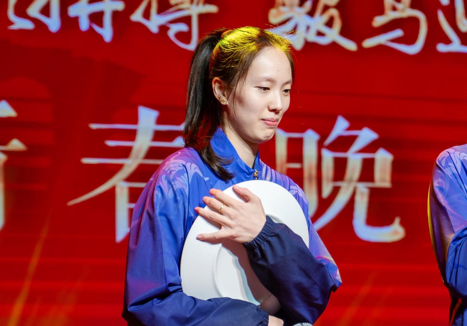 半岛体育官网-泪目！30岁中国女排世界冠军退役：又美又能打，郎平助她跃升