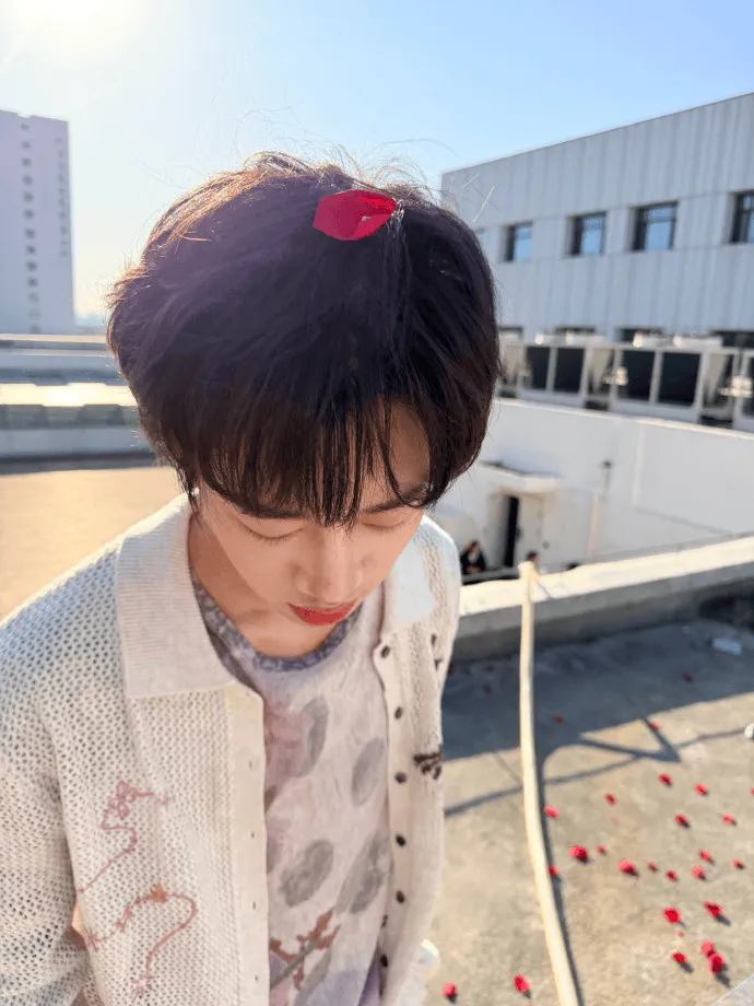 半岛体育-JDG发布清融拍摄花絮：结束后主动和大家一起捡花瓣清理现场