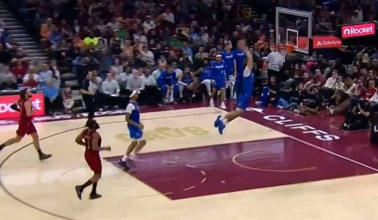 半岛体育-终于秀一个！骑士失误被打反击 弗拉格快下1打0双手滑翔暴扣！